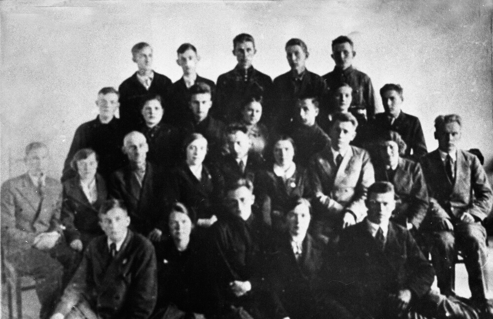 учитель Россонской средней школы П. М. Машеров с выпускным классом 1941