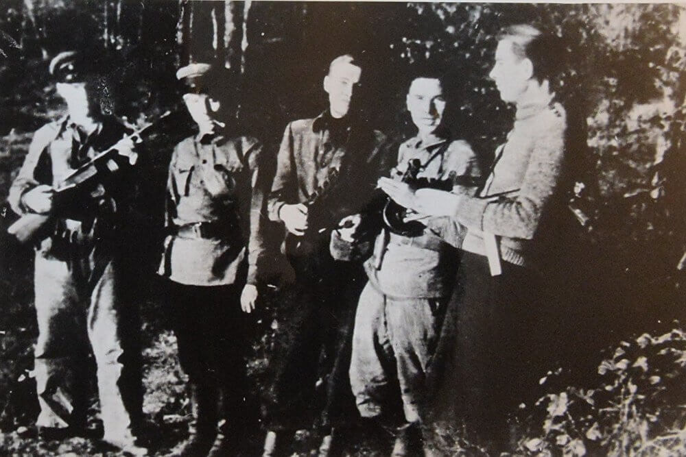 Единственное фото на котором запечатлен Петр Машеров в партизанском отряде он крайний справа в свитере