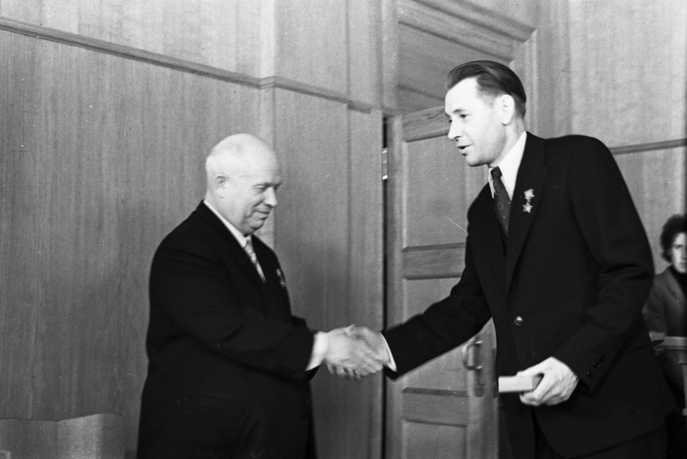 Н. С. Хрущев вручает правительственную награду 1 му секретарю Брестского ЦК КПБ П. М