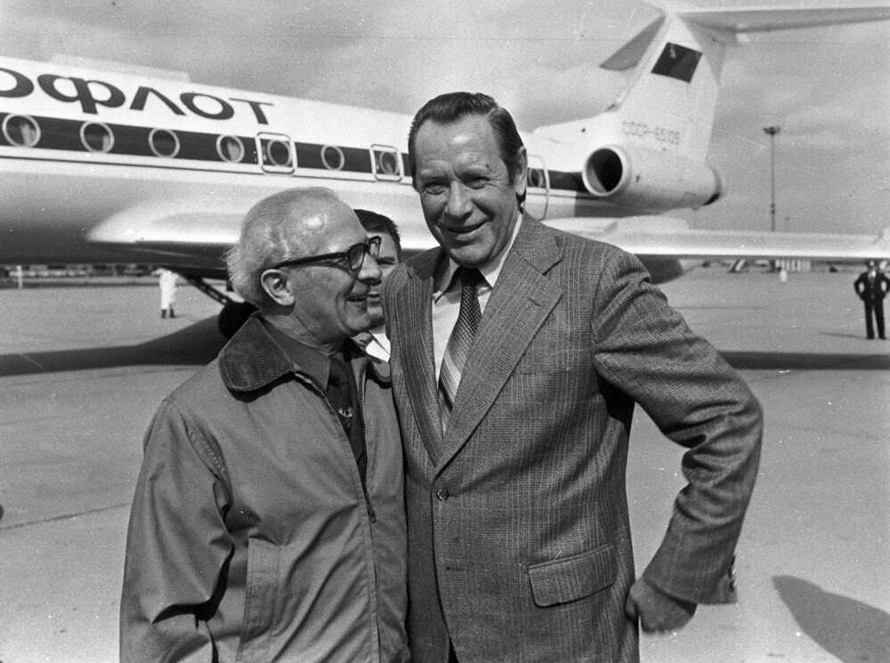 1 ый секретарь ЦК КПБ П. М. Машеров во время встречи с 1 м секретарем СЕПГ Э. Хонекером в минском аэропорту 1975 г