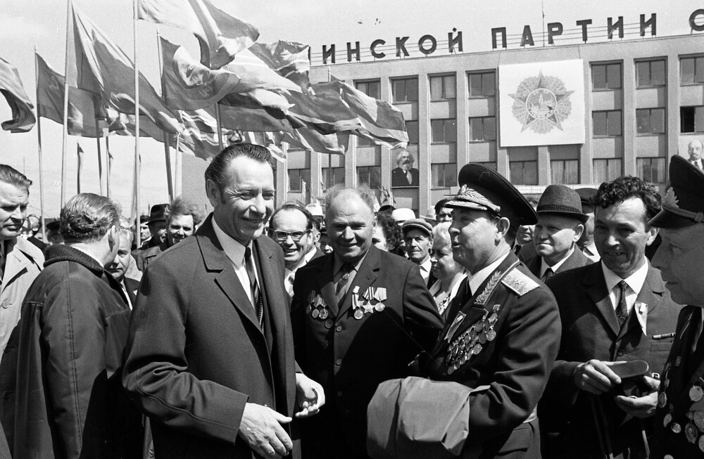 1 ый секретарь ЦК КПБ П. М. Машеров во время празднования Дня Победы над немецко фашистскими захватчиками в Россонах 1972 г