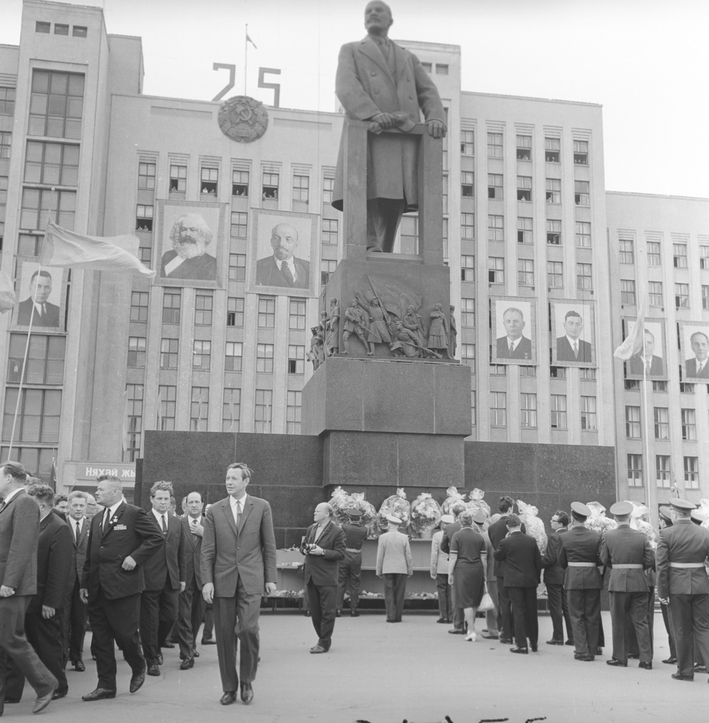 П. М. Машеров после возложения венков у памятника В. И. ленину. 4 июля 1969 г