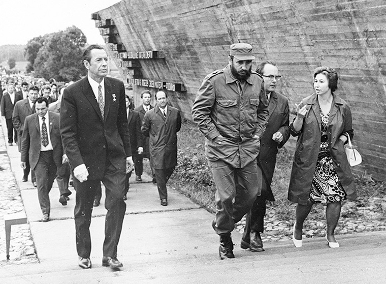 Петр Машеров в Мемориальном комплексе Хатынь сопровождает главу Республики Куба Фиделя Кастро Рус. 1972 год