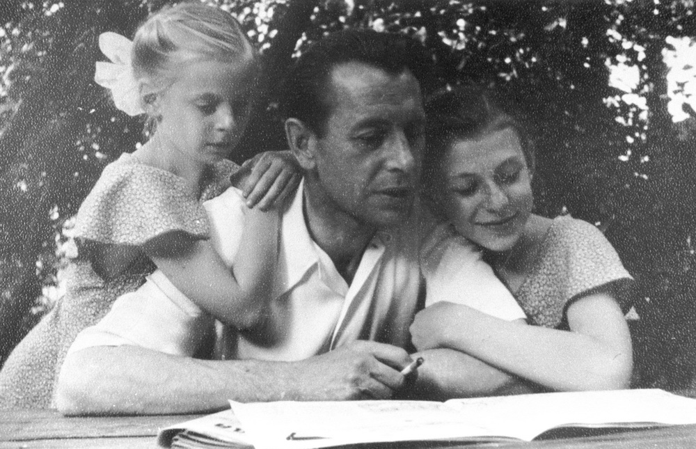 1 ый секретарь Брестского ОК КПБ П. М. Машеров с дочерьми Леной и Наташей 1958 г