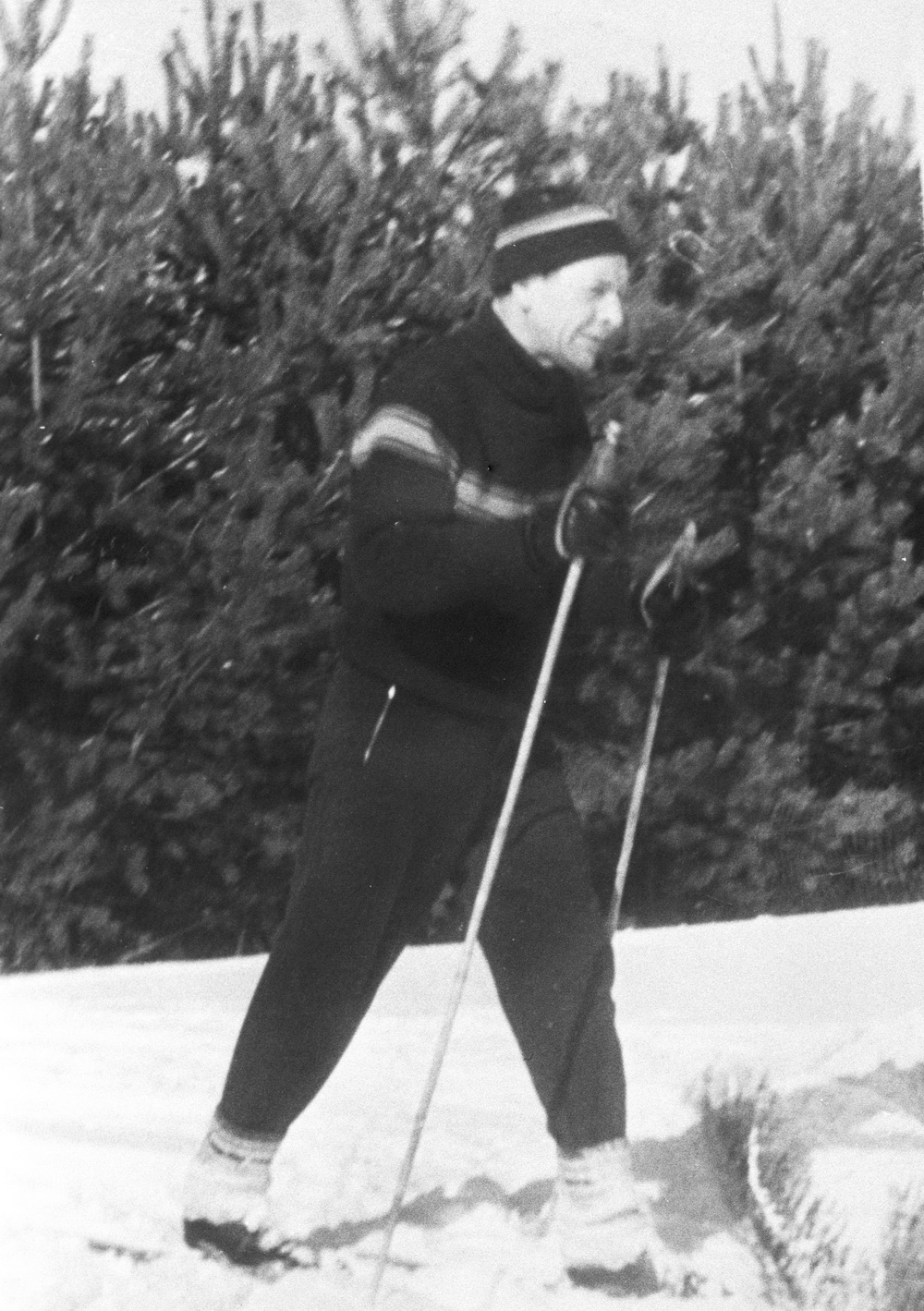 1 ый секретарь ЦК КПБ П. М. Машеров на лыжной прогулке конец 70 х гг