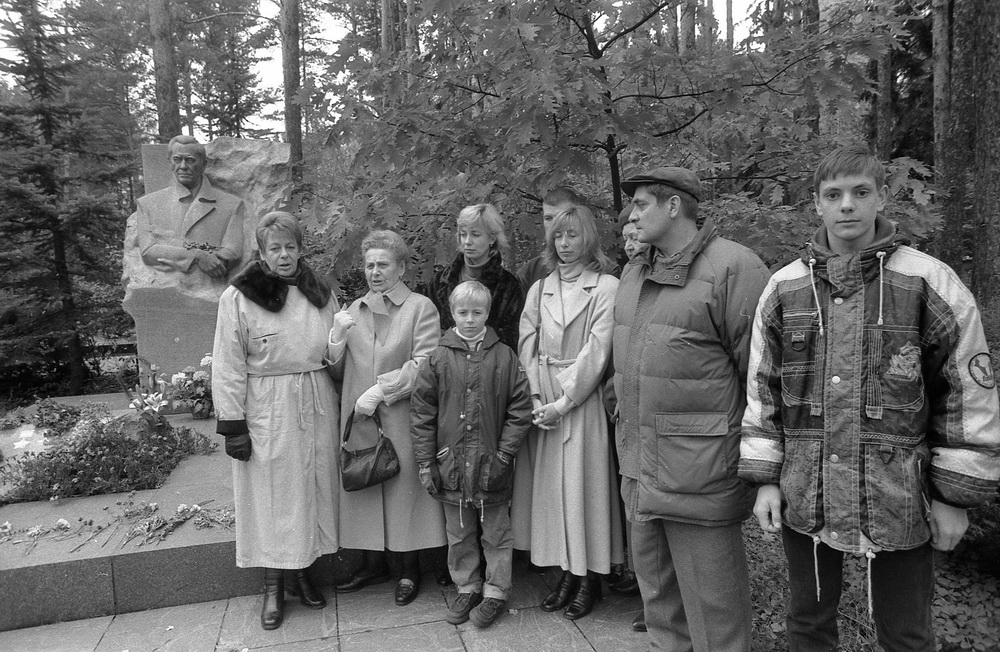 члены семьи партийного и государственного деятеля П. М. Машерова на кладбище у его могилы 4 октября 1998 г