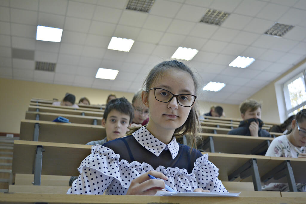 Около трехсот учеников. Математический турнир. ВОИРО Витебск. Соревнования по математике 6 класс. С тремястами учениками.