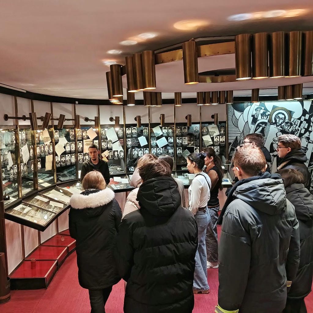 photo 5242395059997577819 y